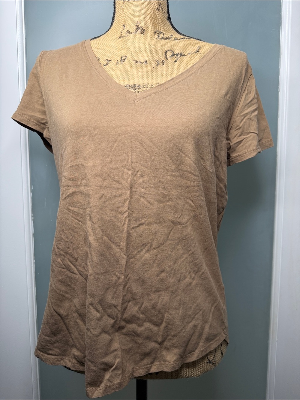 NY& C Classic V-Neck Short Sleeve Top - Taupe. Size Medium.